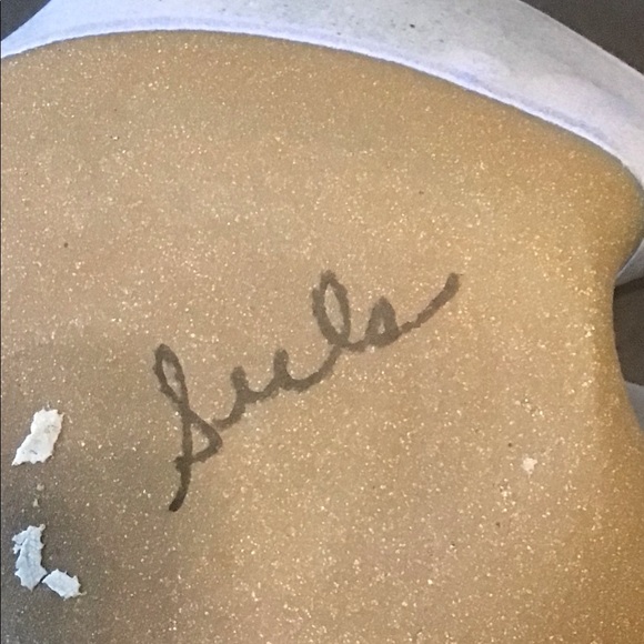 11in Handmade ornate signed stoneware dish - Picture 4 of 4